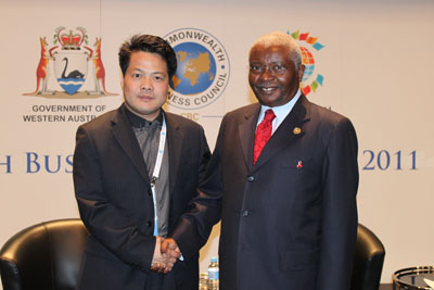 “中健世联”秘书长钱靖与莫桑比克总统格布扎亲切会晤